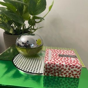 Bundle of two perfumes never use. They were a gift.